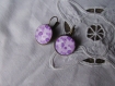 Boucles d'oreilles dormeuses en metal couleur bronze  image sous dome en verre bombe 18 mm collection  purple