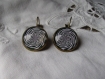Boucles d'oreilles dormeuses en metal couleur bronze image sous dome en verre bombe 18 mm collection white and black