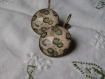 Boucles d'oreilles dormeuses en metal couleur bronze bords ciseles  image sous dome en verre bombe 20 mm collection cherry blossom