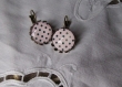 Boucles d'oreilles dormeuses en metal couleur bronze bords denteles image sous dome en verre bombe 16 mm collection retro polka