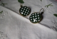 Boucles d'oreilles dormeuses en metal couleur bronze  image sous dome en verre bombe 18 mm collection retro polka