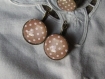 Boucles d'oreilles dormeuses bords ciseles en metal couleur bronze  image sous dome en verre bombe 20mm collection  les petits pois