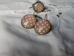Boucles d'oreilles dormeuses bords ciseles en metal couleur bronze  image sous dome en verre bombe 20mm collection  les petits pois