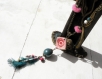 Collier sautoir shabby chic, tribal romantique, bronze , esprit tibain, pompon rose perle céramique bleu 