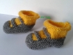 Chaussons bébé jaune et gris tricotés