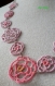 Collier de roses en frivolité couleur rose