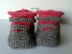 Chaussons bébé tricotés en trois mois gris et rose