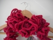 Echarpe tricotée main en laine fantaisie fuchsia