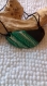 Collier polymère  effet bargello dans les colorie de vert et effet cuir noir monter sur cordon en suédine 