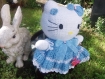 Hello kitty au crochet avec sa robe bleu