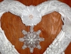 Couronne de noël style shabby chic. décoration de mariage blanche et argent en hiver pour porte. couronne cœur de noël. 