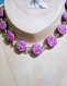 Collier constitué de perles rondes plates en pâte fimo, avec motif rose parme, fuchsia, blanc et gris argent métallisé.