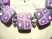 Bracelet taille s/m constitué de 9 perles carrées plates, en pâte fimo, au motif original gris métallisé, violet, rose fuchsia et blanc.