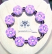Bracelet taille m constitué de 8 perles rondes plates, en pâte fimo, au motif mandragore (fleur) violet, rose et blanc 