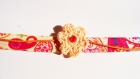 Bracelet tissu liberty motif multicolore sur fond écru et fleur au crochet en coton orange pastel avec petite 