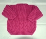 Pull bébé à motifs rose foncé tricoté main taille 12 mois