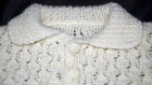 Petit pull polo blanc à motifs bébé tricoté main taille 9 mois