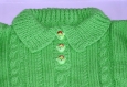Pull bébé à motifs vert clair tricoté main taille 12/18 mois