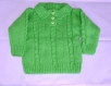 Pull bébé à motifs vert clair tricoté main taille 12/18 mois