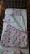 Pour un bébé bien au chaud, adorable  gigoteuse de 0 à 18 mois, cousue dans un tissu coton uni rouge et au motif de hiboux , avec sa pochette de rangement