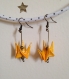 Boucles d'oreilles origami jaunes orangé. motif petites fleurs blanches.