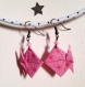 Boucles d'oreilles origami roses  et rouges  . motif étoiles géométriques.