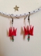 Boucles d'oreilles origami rouge. perles vertes et rouges .