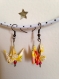 Boucles d'oreilles origami jaunes. motif fleurs blanches, roses et dorées .
