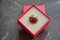 Bague dôme adulte remplie de petites perles couleur rouge