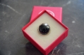 Bague dôme adulte remplie de petites perles couleur grenat tube noires