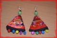 Boucles d'oreilles tissées (artisanat chinois) fond rouge et grelots multicolores