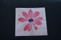 Très jolie serviette en papier marguerite sur fond rose pale 