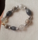 Bracelet gris en perles de verre, avec fermoir doré