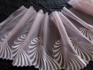  dentelle tulle souple couleur rose broderie forme coquillage 