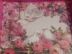 Plateau rose avec des fleurs et des colombes