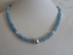 Collier mi-long en perles rondelles facettées de jade bleu teinté 