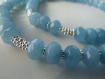 Collier mi-long en perles rondelles facettées de jade bleu teinté 
