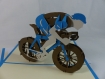 Carte cycliste en relief kirigami 3d couleur bleu turquoise et ivoire