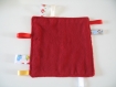 Doudou etiquettes coton minkee rouge à motifs