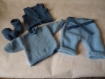 Ensemble bleu clair et bleu foncé pantalon brassière ,gilet manche courte et chaussons taille 1 à 3 mois