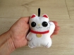 Porte-bonheur japonais, chat maneki neko, en feutrine cousue à la main