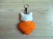 Cadeau basketball, peluche chat, mignon, dans un ballon coeur, orange, en feutrine, fait main