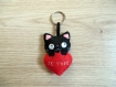 Porte clé chat noir dans un coeur brodé je t'aime, en feutrine, fait main, cadeau de saint valentin