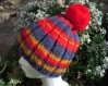 Bonnet multicolore mixte tricoté main. 