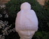 Bonnet blanc homme ou femme tricoté main pour l'hiver. 