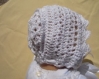 Bonnet pour bébé naissance 3 mois crocheté en pur coton blanc,de forme petit béguin.