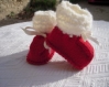 Chaussons et bonnet pour noel, tricoté main taille 1 à 3 mois. 