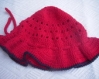 Ensemble chapeau et sac au crochet de couleur rouge pour petite fille. 