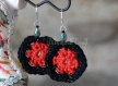 Boucles d'oreille - fleur rouge et noire paillette