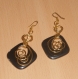 Boucles d'oreilles en fil alu doré lisse 1 mm avec accessoire de couleur gris anthracite.